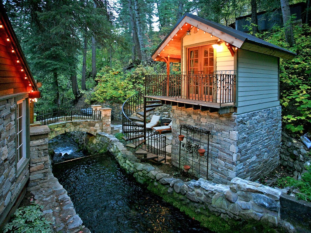 STORYBOOK STONE COTTAGE2